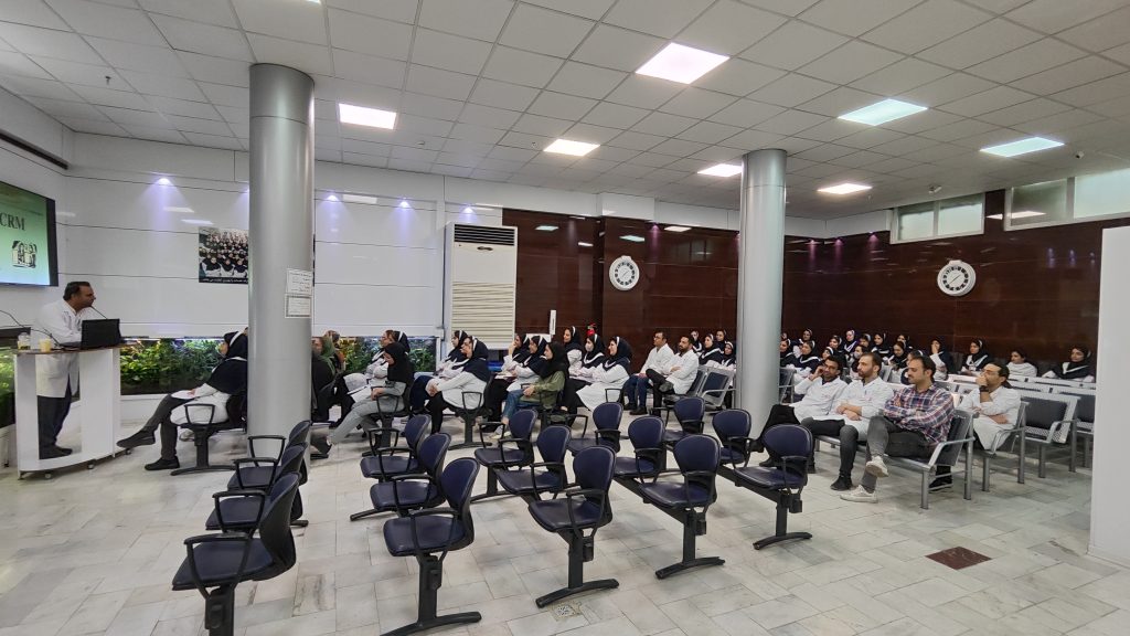 جلسه مدیریت ارتباط با مشتری در آزمایشگاه پردیس