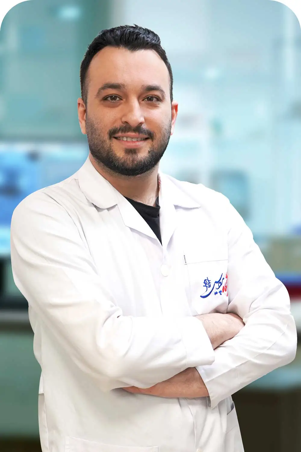 آراد بهزادیان مدیر داخلی آزمایشگاه دکتر بنائی