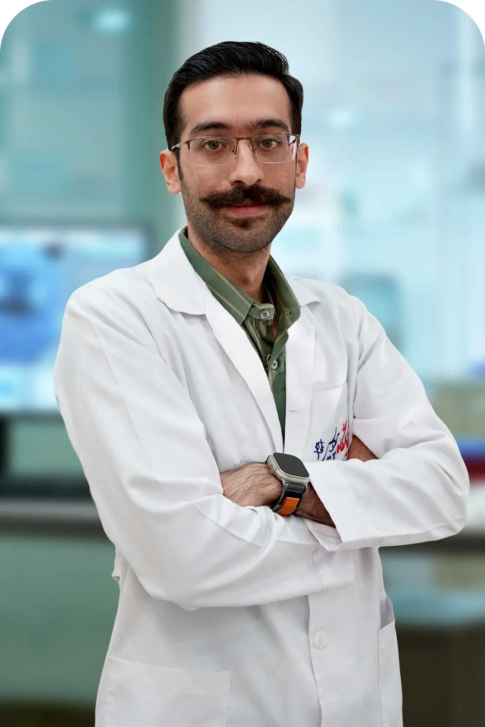 علی مدیر مدیر داخلی آزمایشگاه ماهان